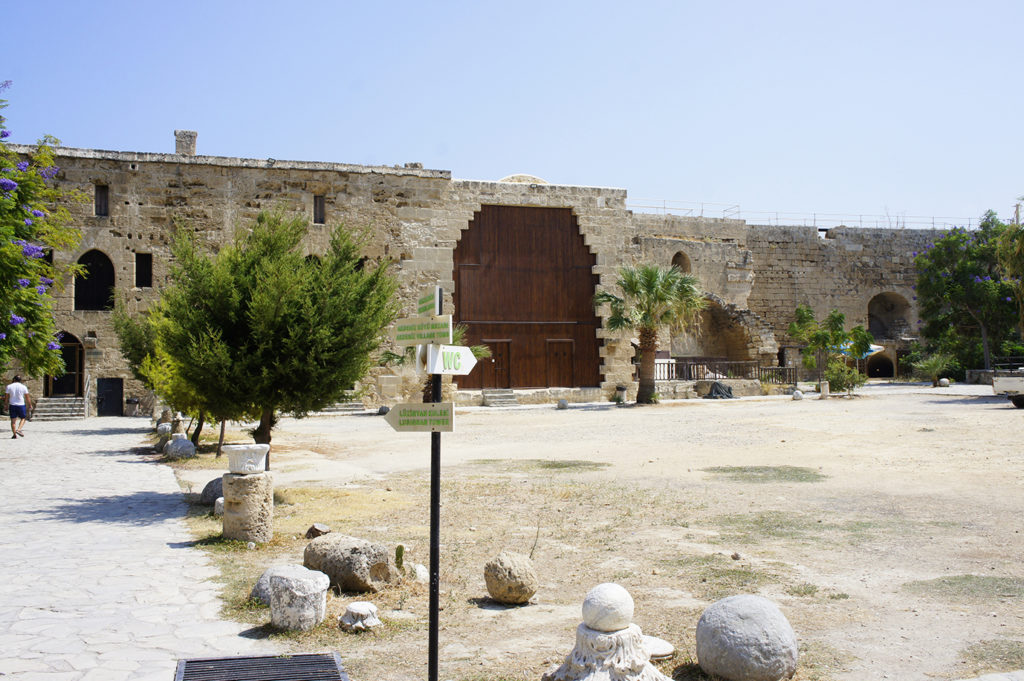 внутренний двор Киренийского замка